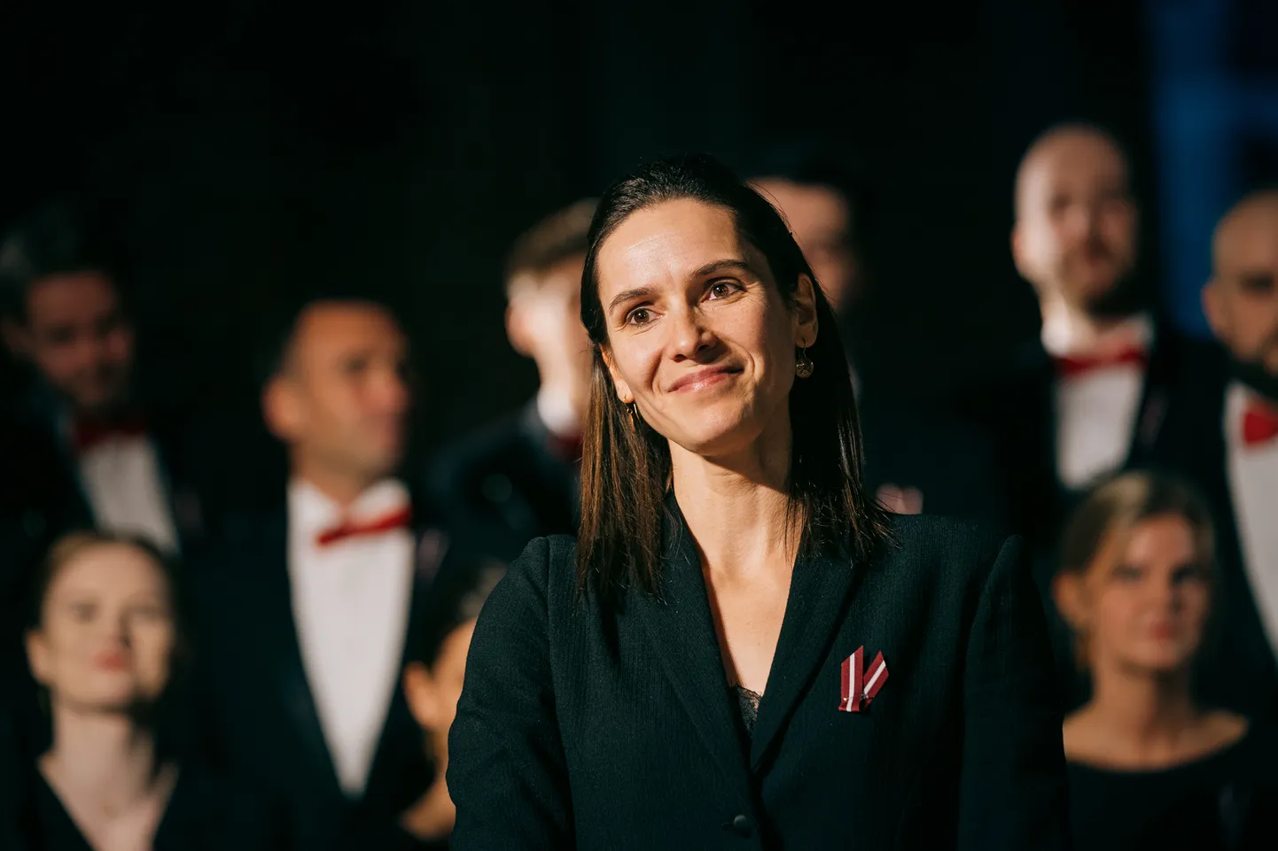 Diriģente Marta Ozola kopā ar kori "Pa Saulei".
