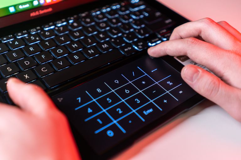 ZenBooki suure touchpadi saab ühe nupuvajutusega numbriklahvistikuks muuta