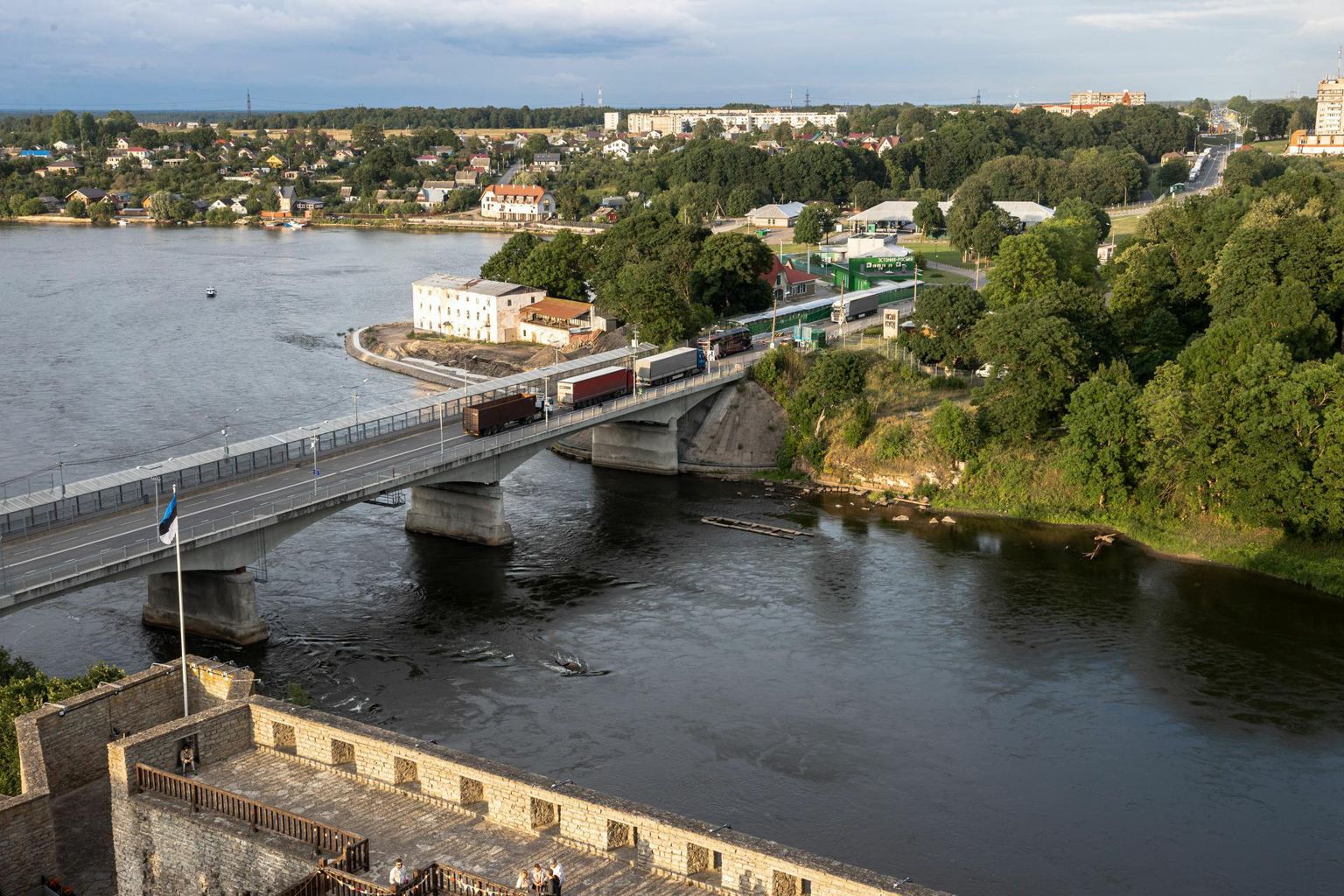 Мост между Нарвой и Ивангородом.