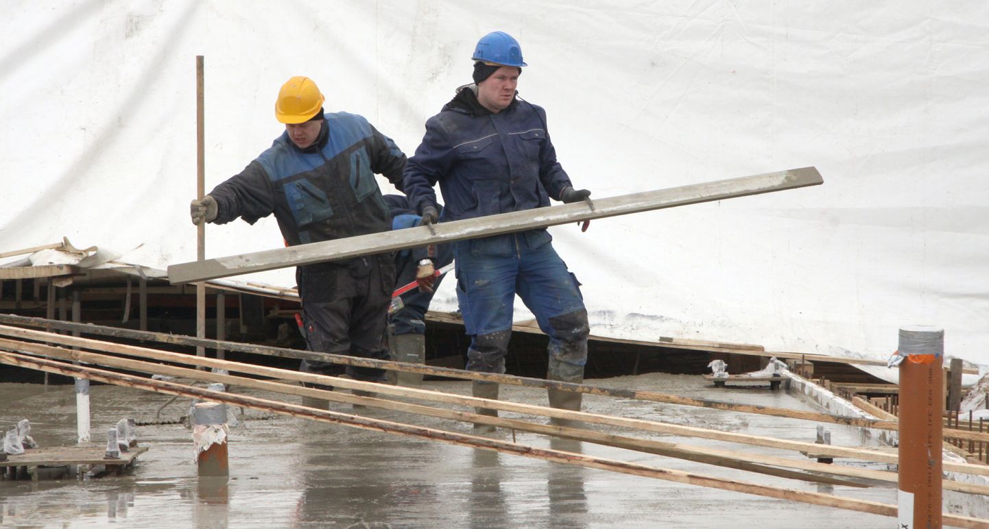 Töömehed on Pärnu spordihalli ehitusplatsil askeldanud juba üle kahe kuu.