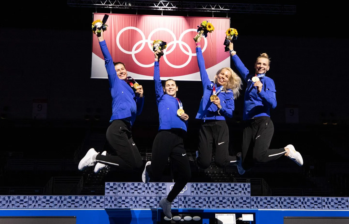 Eesti epeenaiskond olümpiavõitjatena poodiumil: Julia Beljajeva (vasakult), Irina Embrich, Erika Kirpu ja Katrina Lehis.