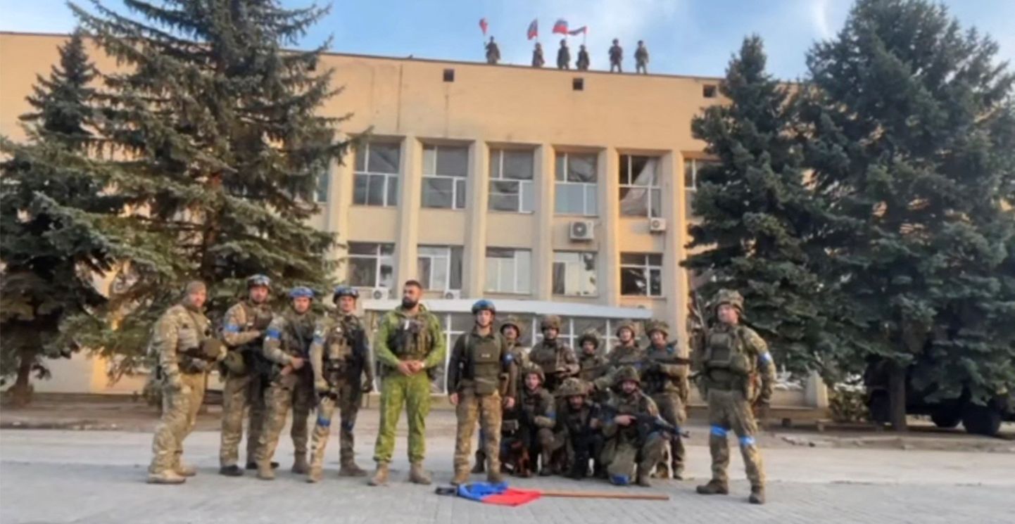 Украинские военные в Лимане. Флаги РФ были собраны и сброшены с крыши.