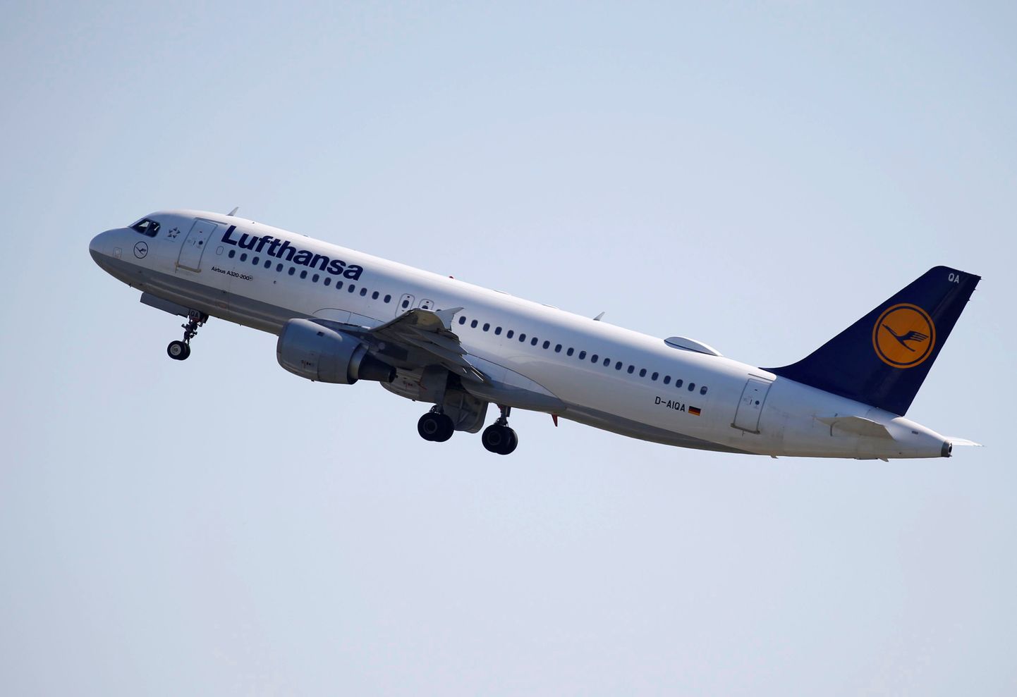 A Lufthansa Airbus A320 takes off in Colomiers near Toulouse, France, July 19, 2018. REUTERS/Regis Duvignau