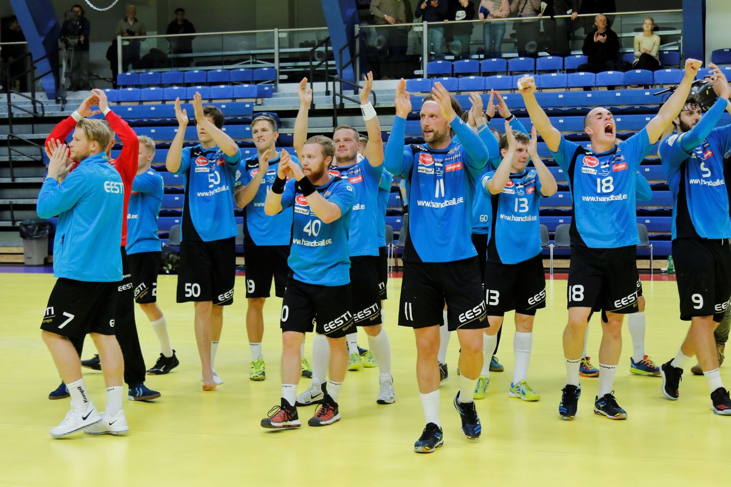 Eesti koondis tänamas meeskonda suurepäraselt toetanud poolehoidjaid.