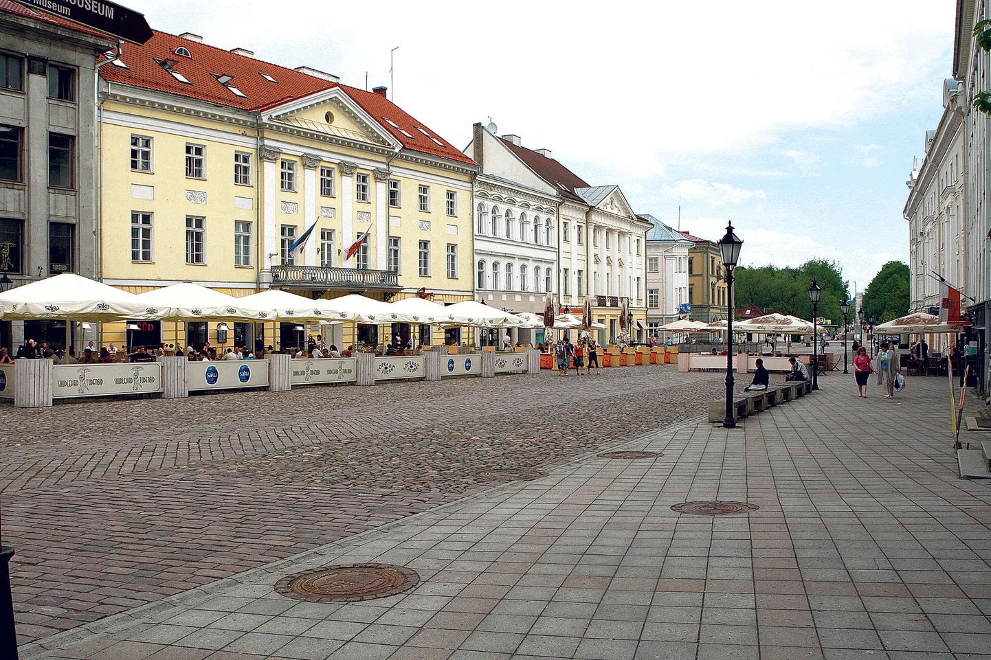 Tartu Raekoja platsi välikohvikud. Illustreeriv foto.
