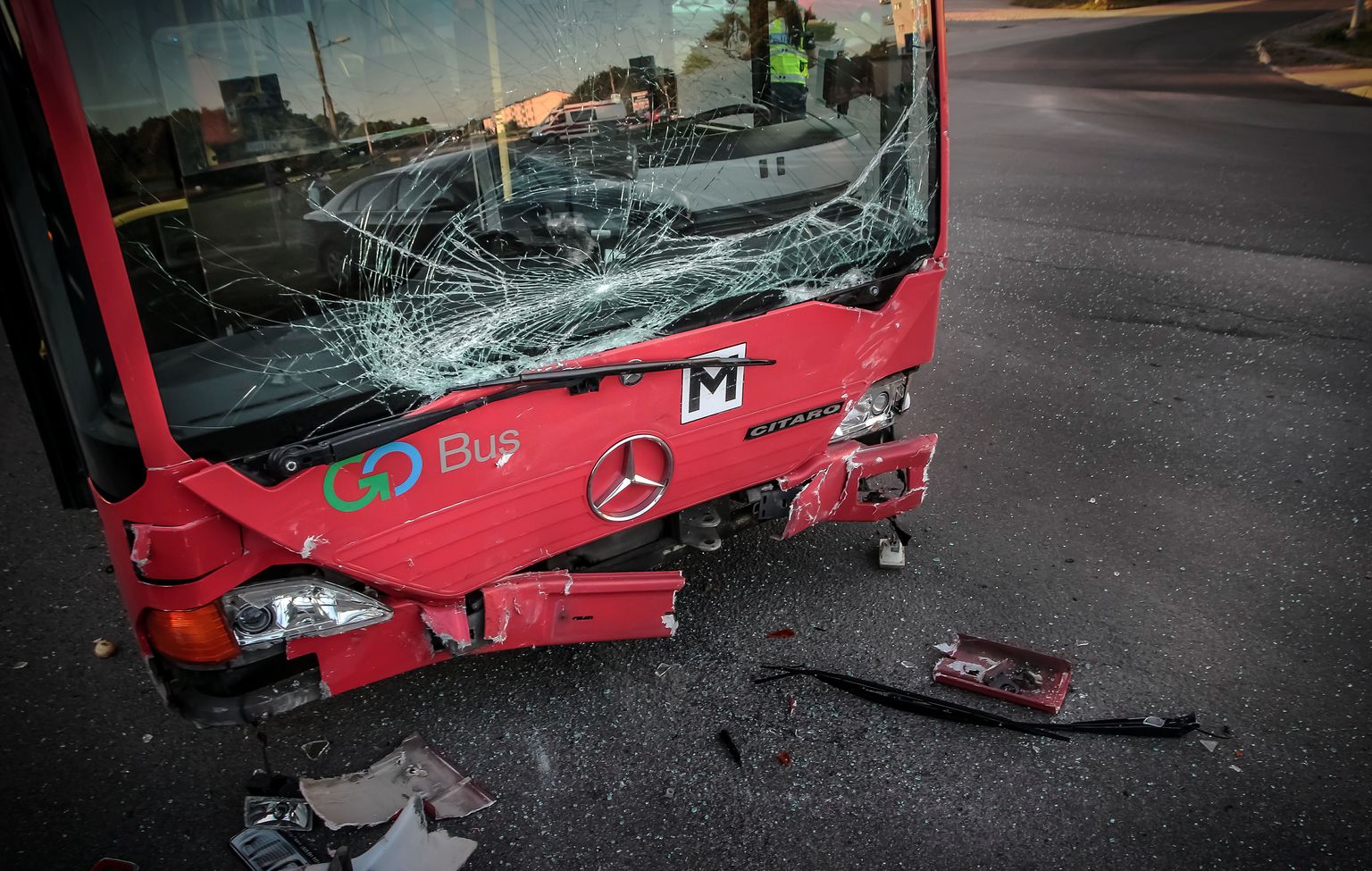 Pärnus Oja ja Niidu tänava ristmikul põrkasid kokku sõiduauto Toyota ja linnaliinibuss.