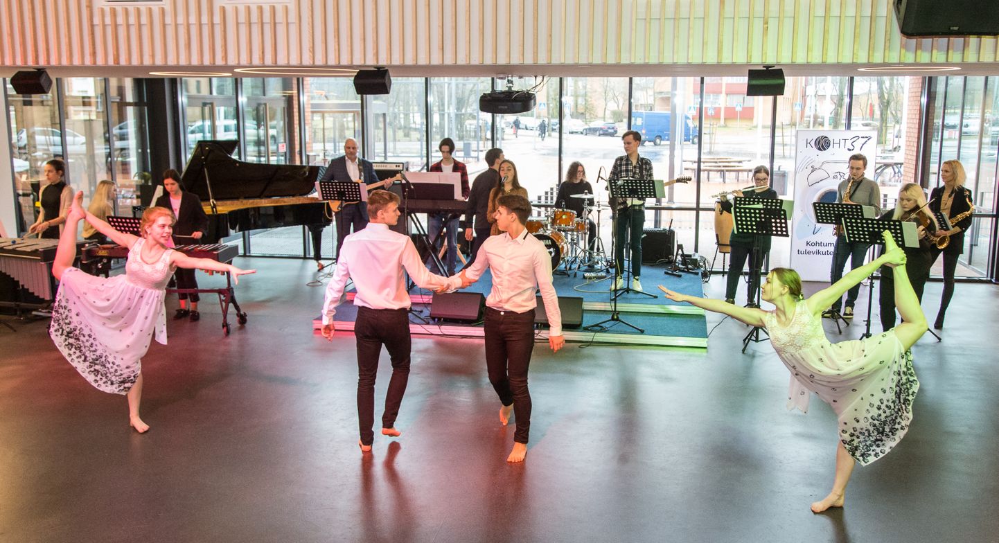 Богатую программу концерта "Миллион алых роз" украсят юные танцоры Кохтла-Ярвеской гимназии.