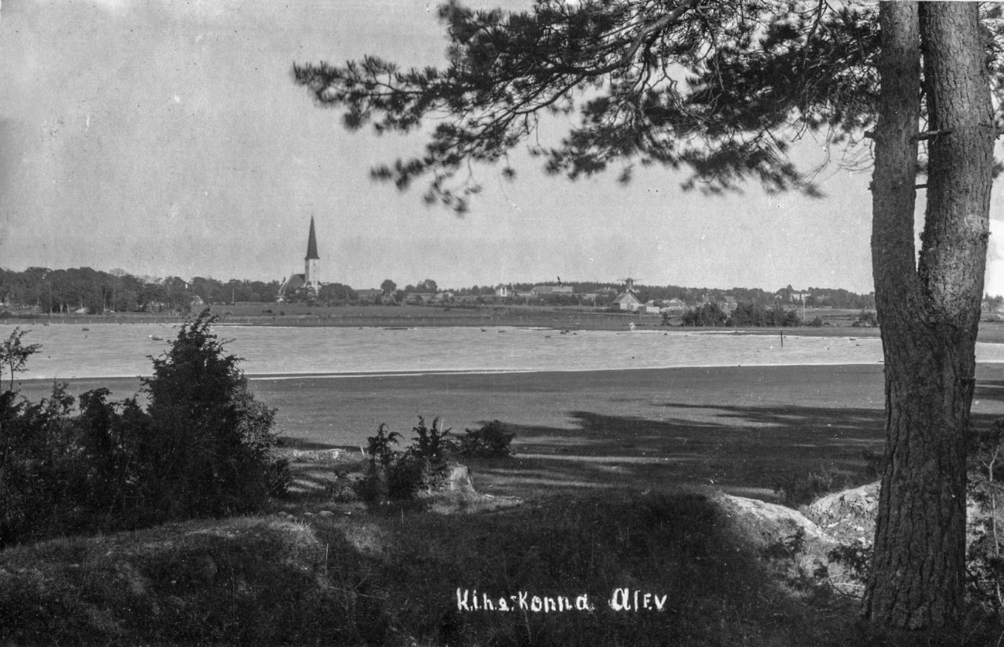 Vaade Kihelkonnale Abaja lahelt 1930. aastatel. SM F 3761: 1918 F Tundmatu autori foto,