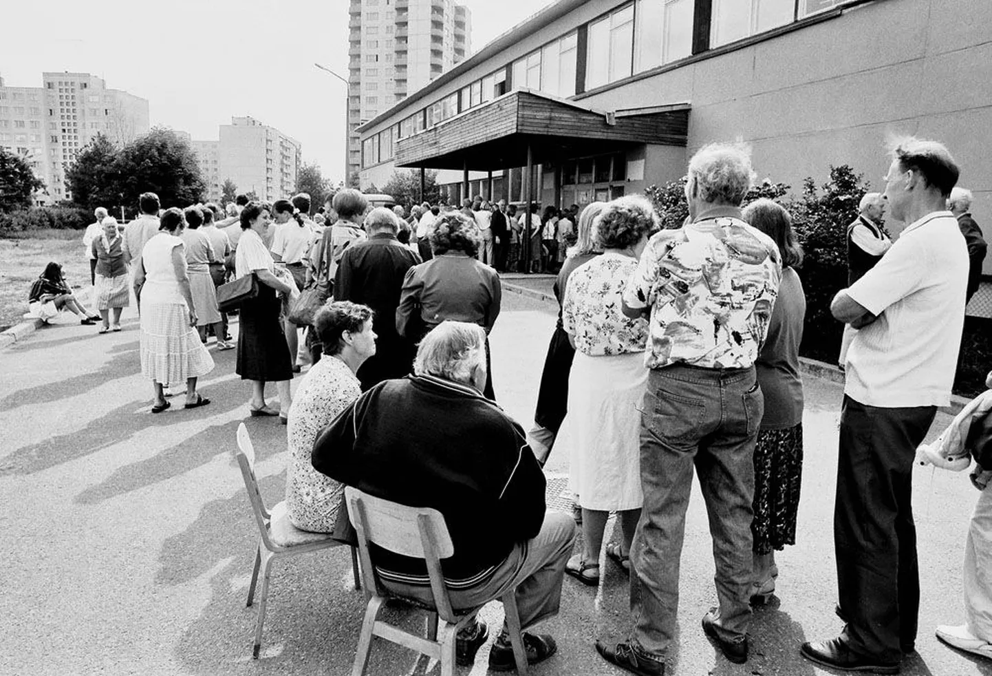 Järjekord rahavahetuspunktis Väike-Õismäel Tallinnas 20. juunil 1992. aastal. Igale Eesti inimesele vahetati kuni 1500 rubla vastu 150 krooni.
