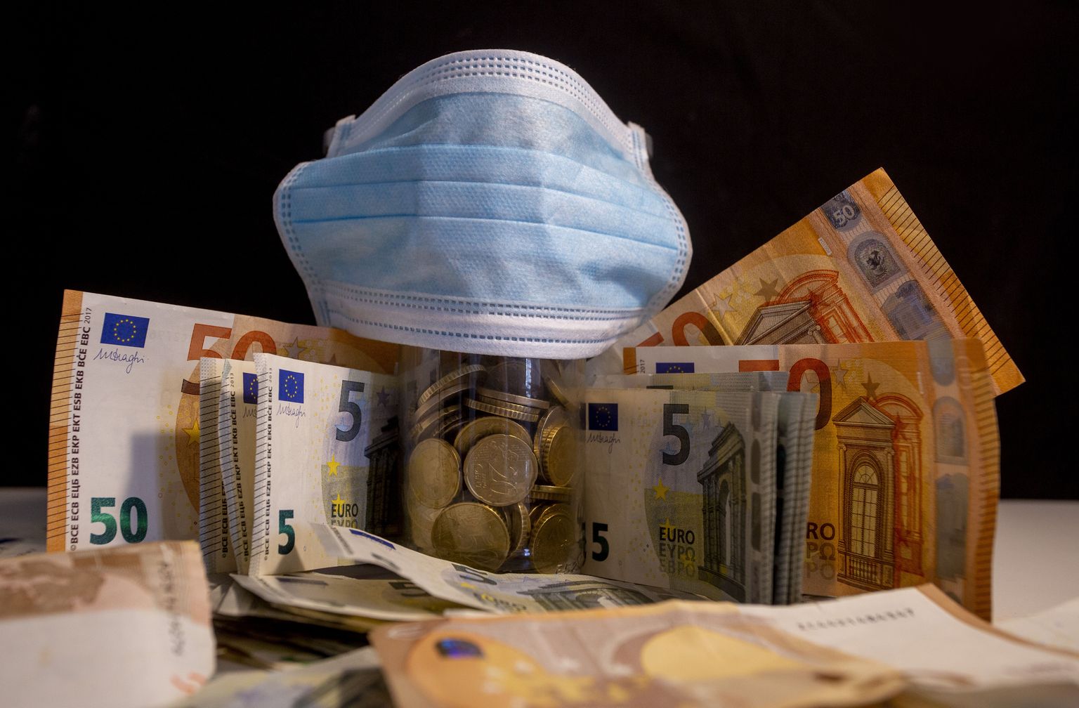 Eiro banknotes un monētas.