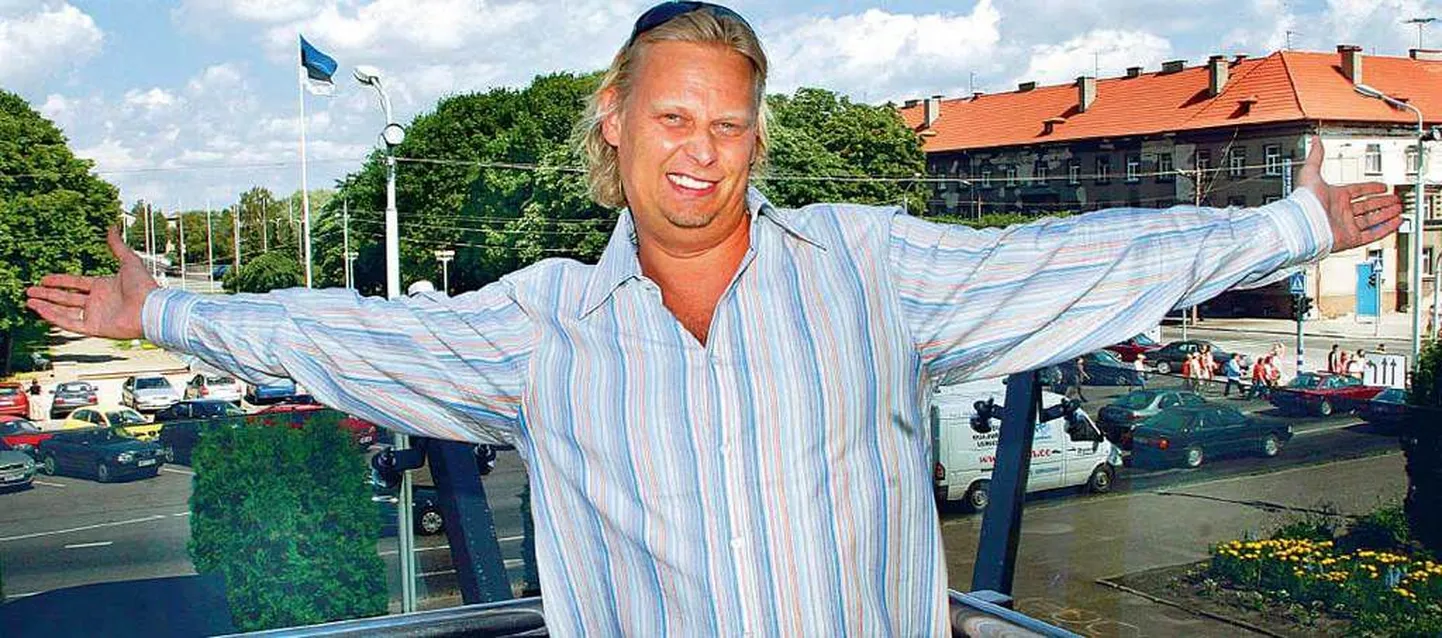 Puhkust pidav Vanemuise teatri näitleja Margus Jaanovits osutab, millised kaks purakat tal juba käes on  meeldiv töö ja toetav perekond.