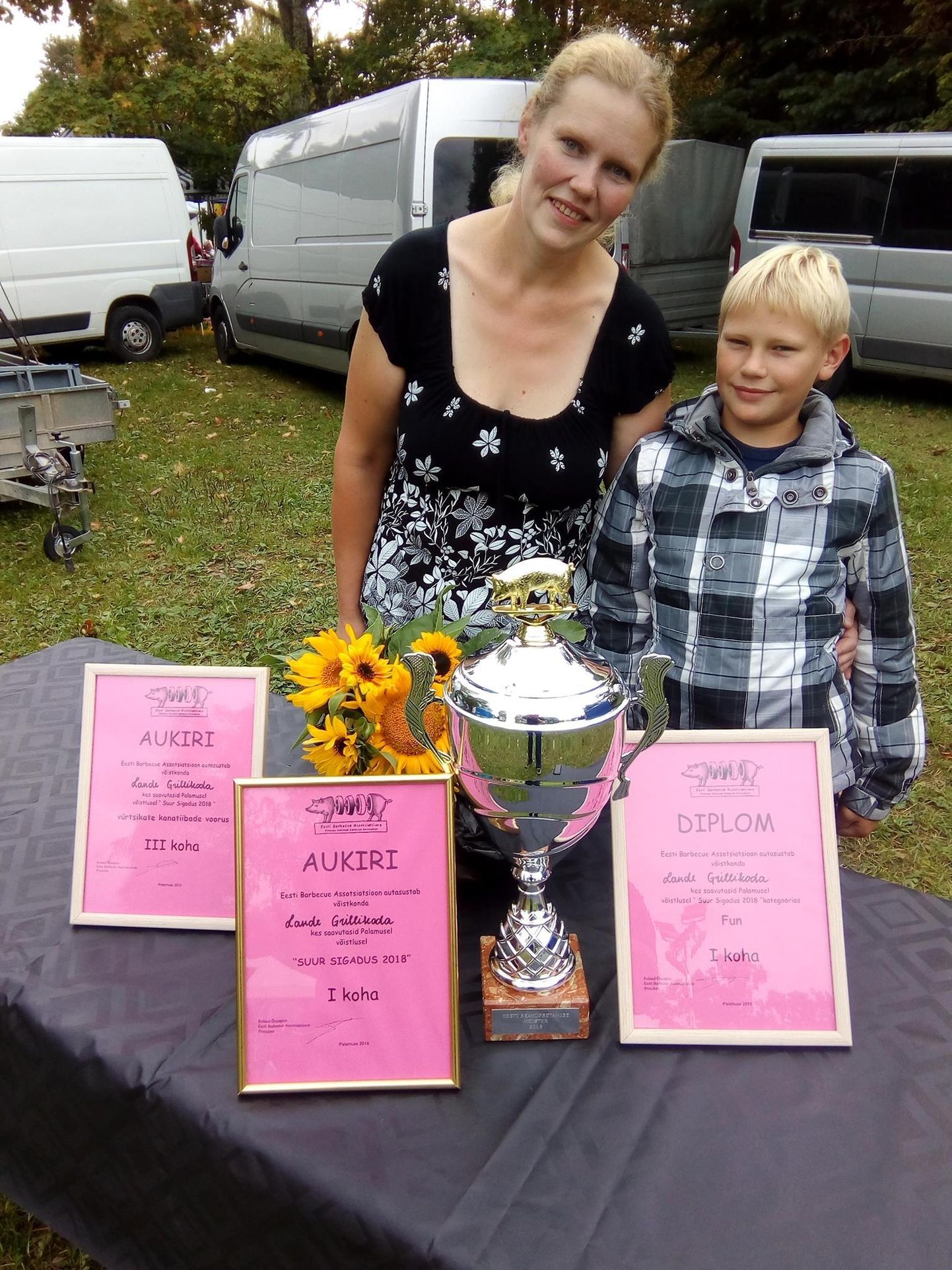 Pildil osa Lande Grillikoja võidukast tiimist: pereema Esta Märss ja perepoeg Sander.