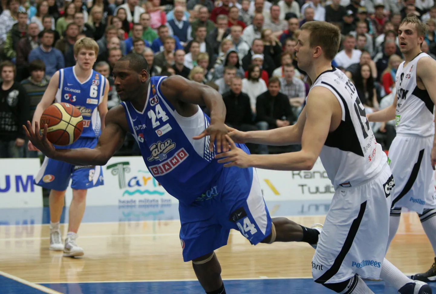 Eesti korvpallimeistrivõistluste poolfinaalseeria kolmandas kohtumises võitis BC Kalev/Cramo  68:61 Tartu Rocki ning asus seeriat 2:1 juhtima.