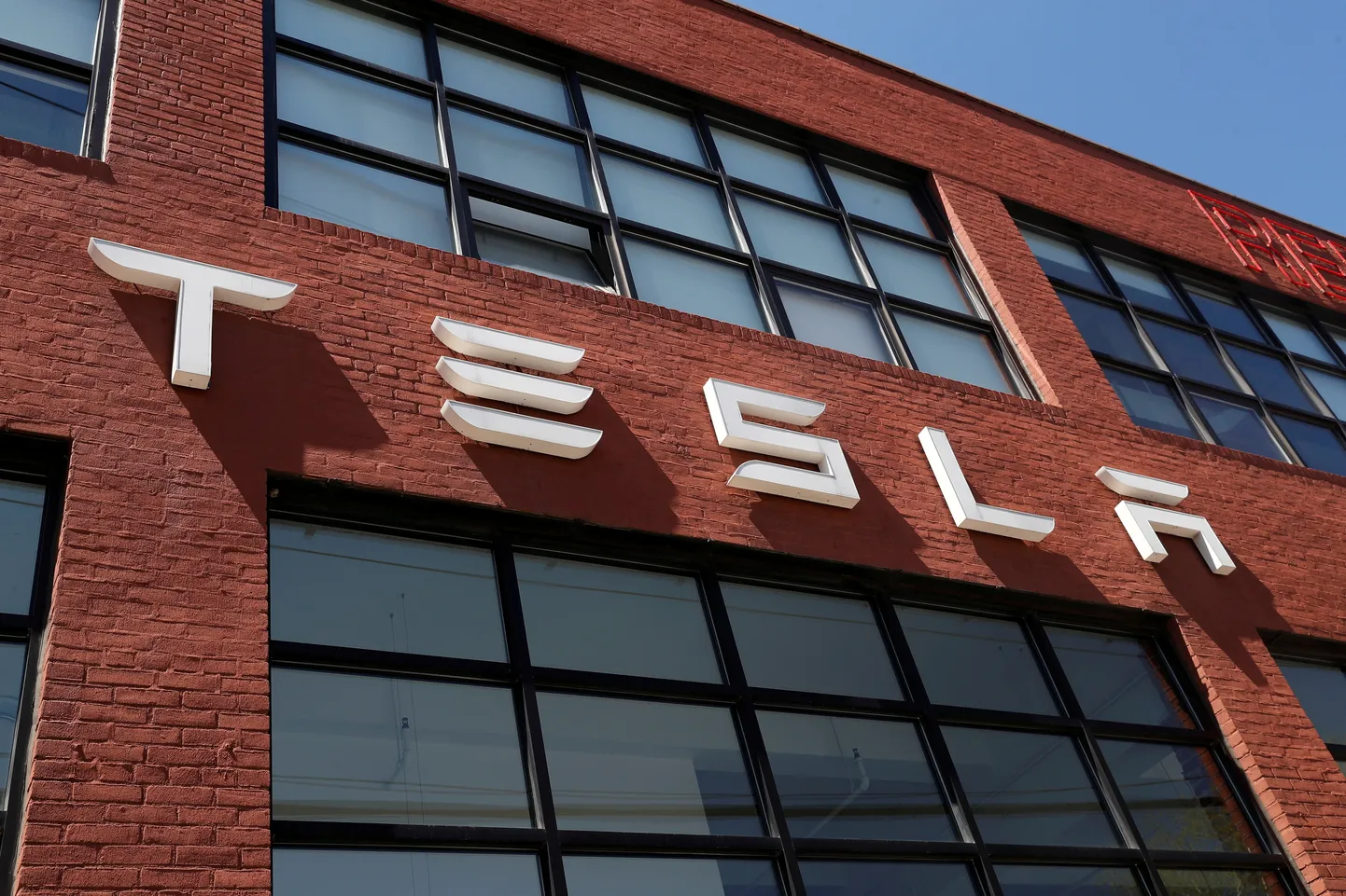 Tesla logo New Yorgi edasimüüja juures