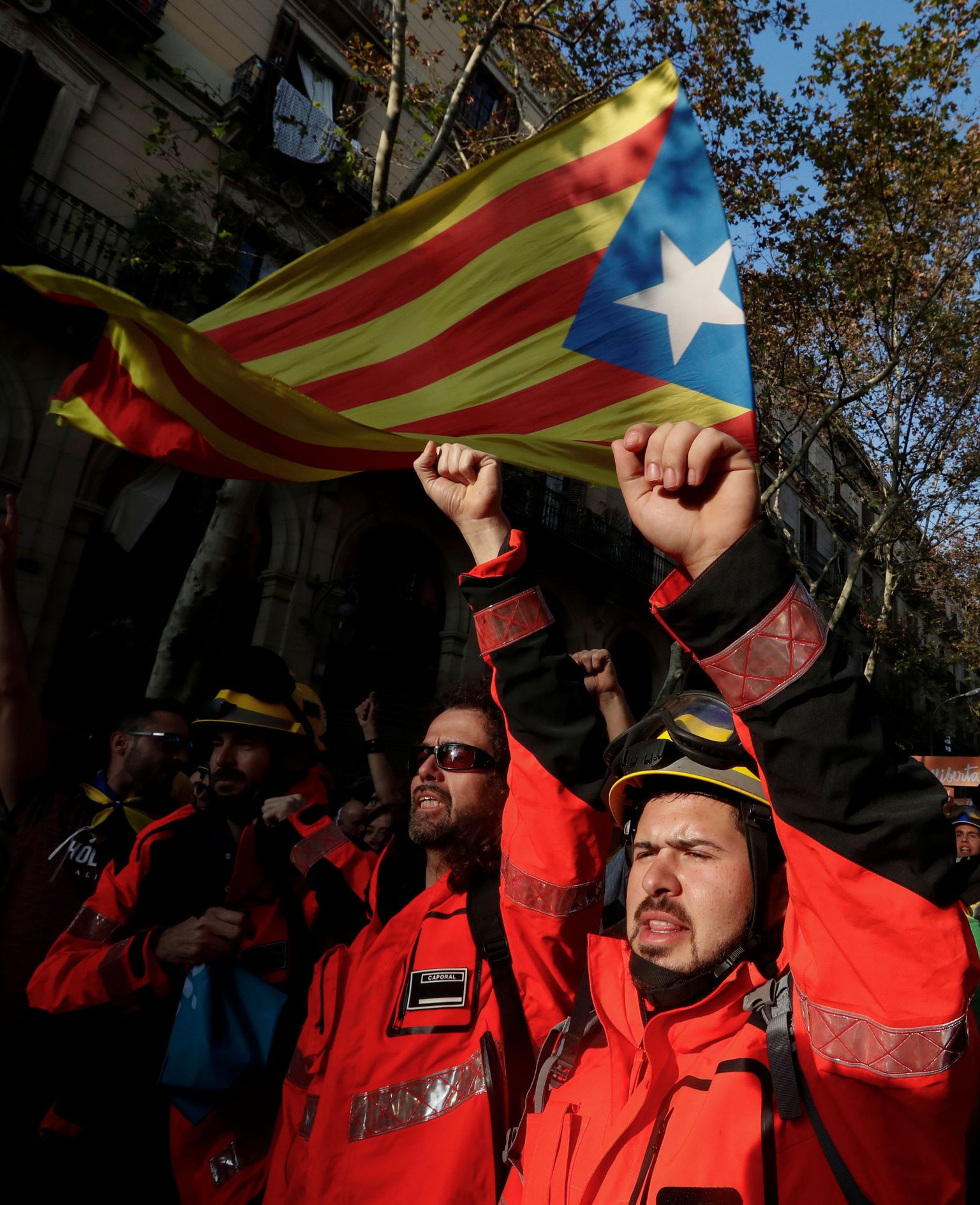 Pildil iseseisvuslippu lehvitavad Kataloonia tuletõrjujad on üks neid jõude, kes on ähvardanud õiguskorda looma tulevaid riigi võime mitte aidata.