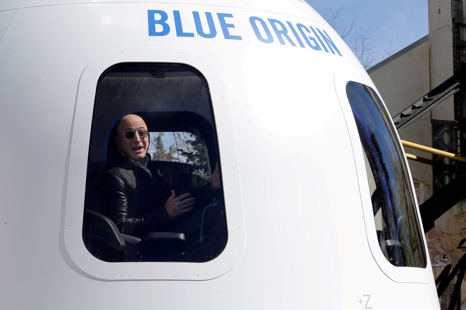 Amazoni ja Blue Origini asutaja Jeff Bezos New Shepardi raketis.