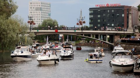 GALERII ⟩ Emajõelinna laevaparaad sai kuiva taeva all nähtud, pika laua külalisi kaitses telk