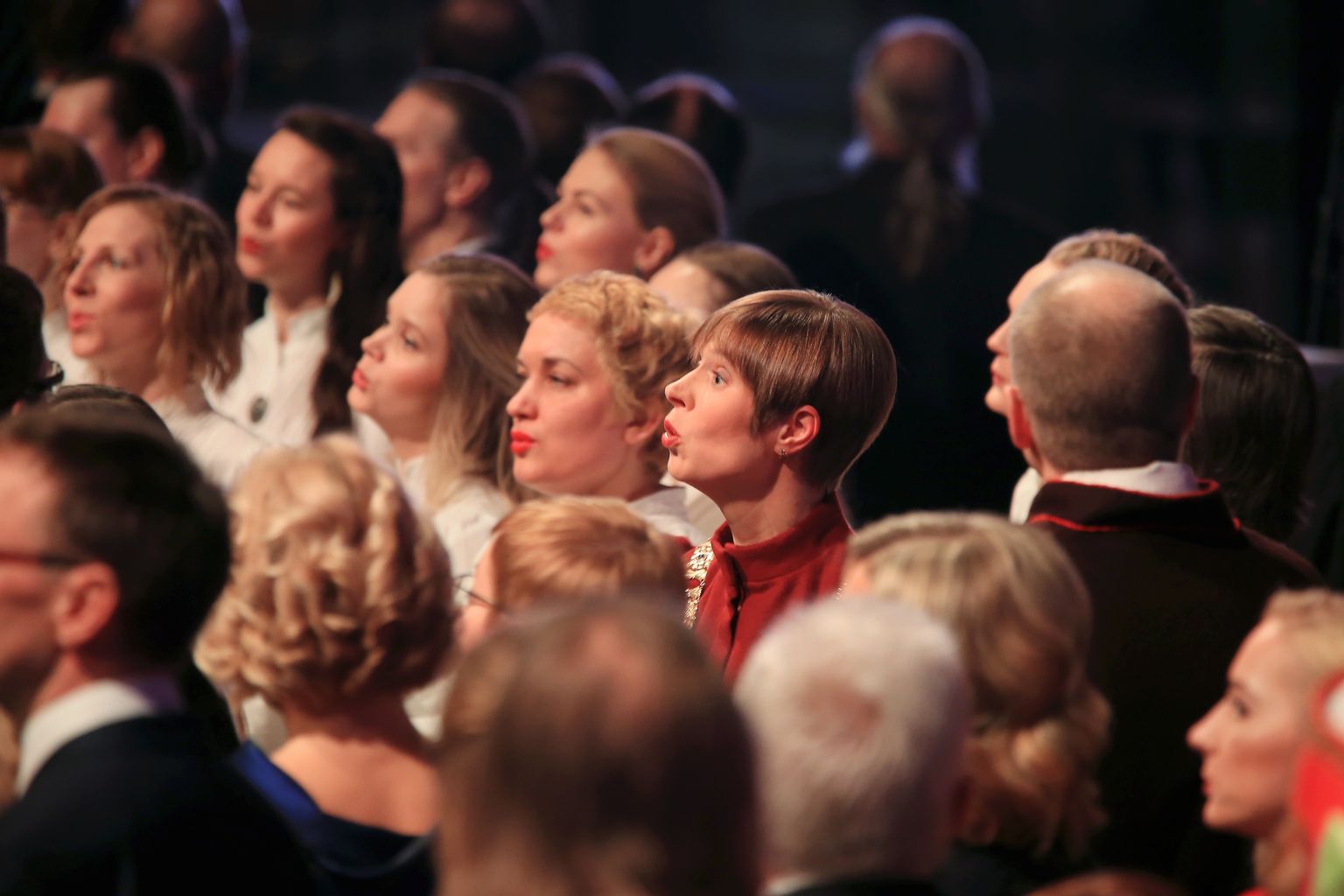 Muusikalisse rännakusse oli lavastatud rahvalikku laulu «Aeg läheb, aga õnn ei kao» kaasa laulma naiskoor, peokülalised ja ka president Kersti Kaljulaid.