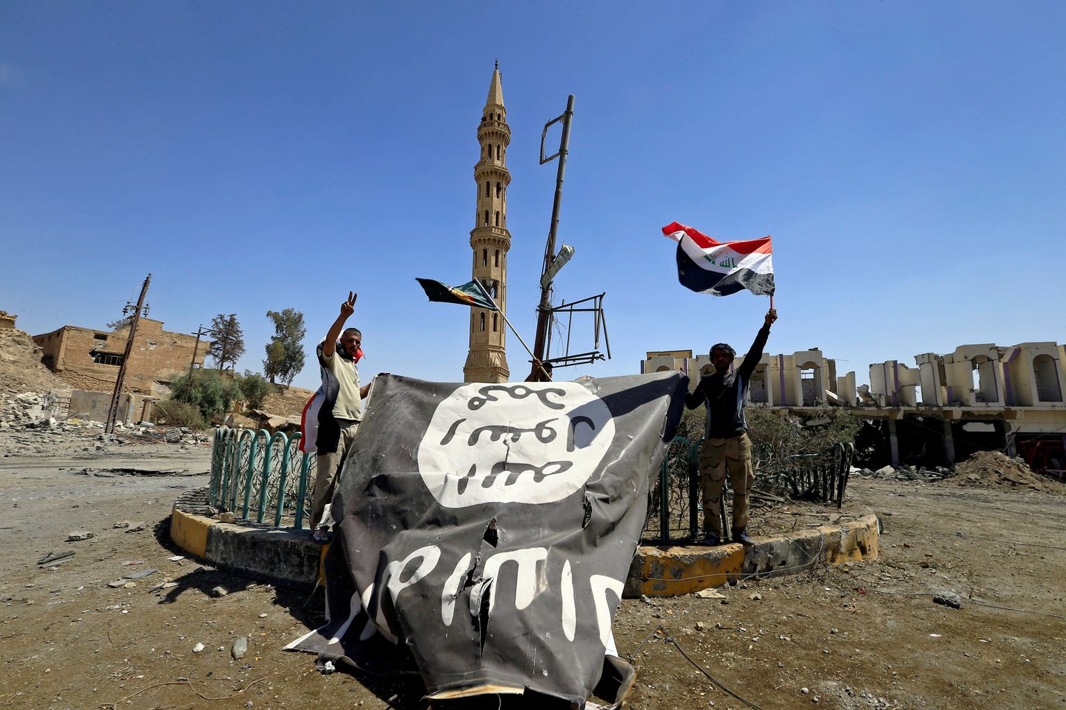 Iraagi võitlejad mahavõetud Islamiriigi lipuga.