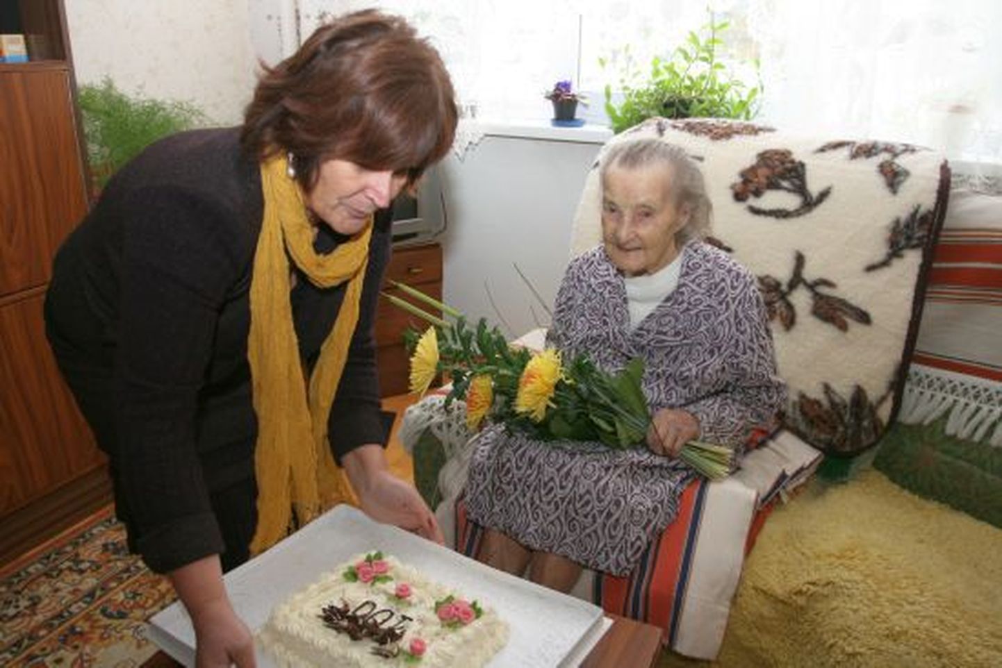 Linnapea Kersti Sarapuu andis Paide linna nimel vanimale linnakodanikule üle kimbu lilli ning tordi.