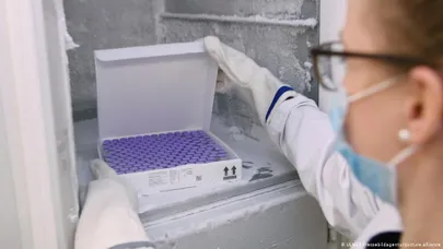 Вакцину BioNTech/Pfizer надо хранить при экстремально низкой температуре