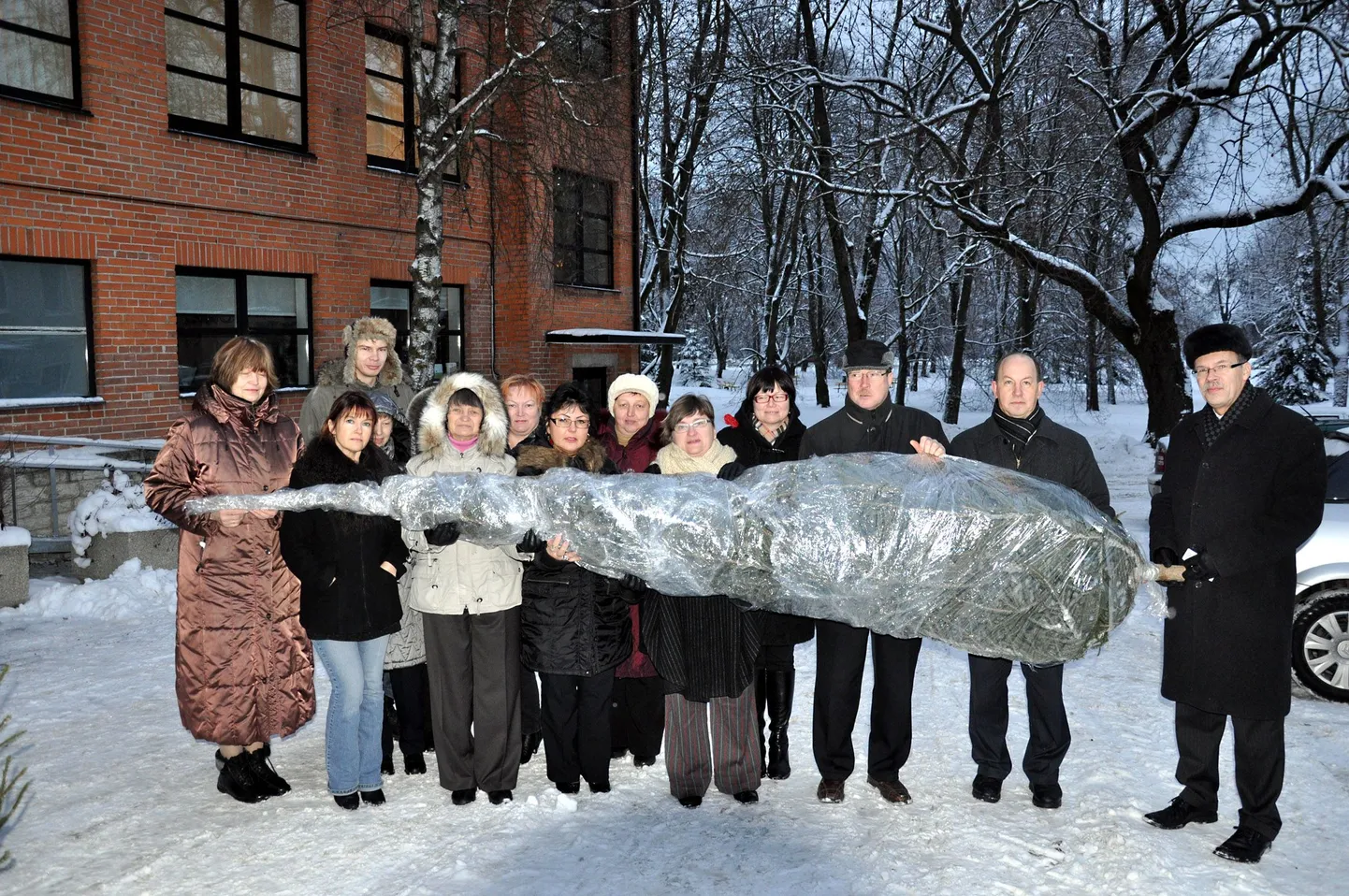 Jõgeva maavalitsuse töötajad täna hommikul koos Toompeale läkitatud jõulukuusega.
