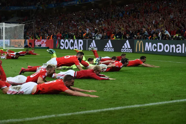 Rõõmsad Walesi mängijad tähistamas poolfinaali jõudmist. Foto: