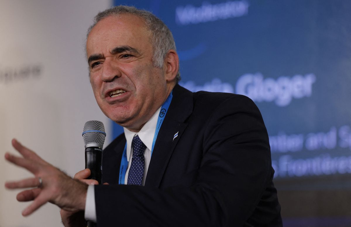Гарри Каспаров выступает во время панельной дискуссии на Мюнхенской конференции по безопасности (MSC), 18 февраля 2023 года.