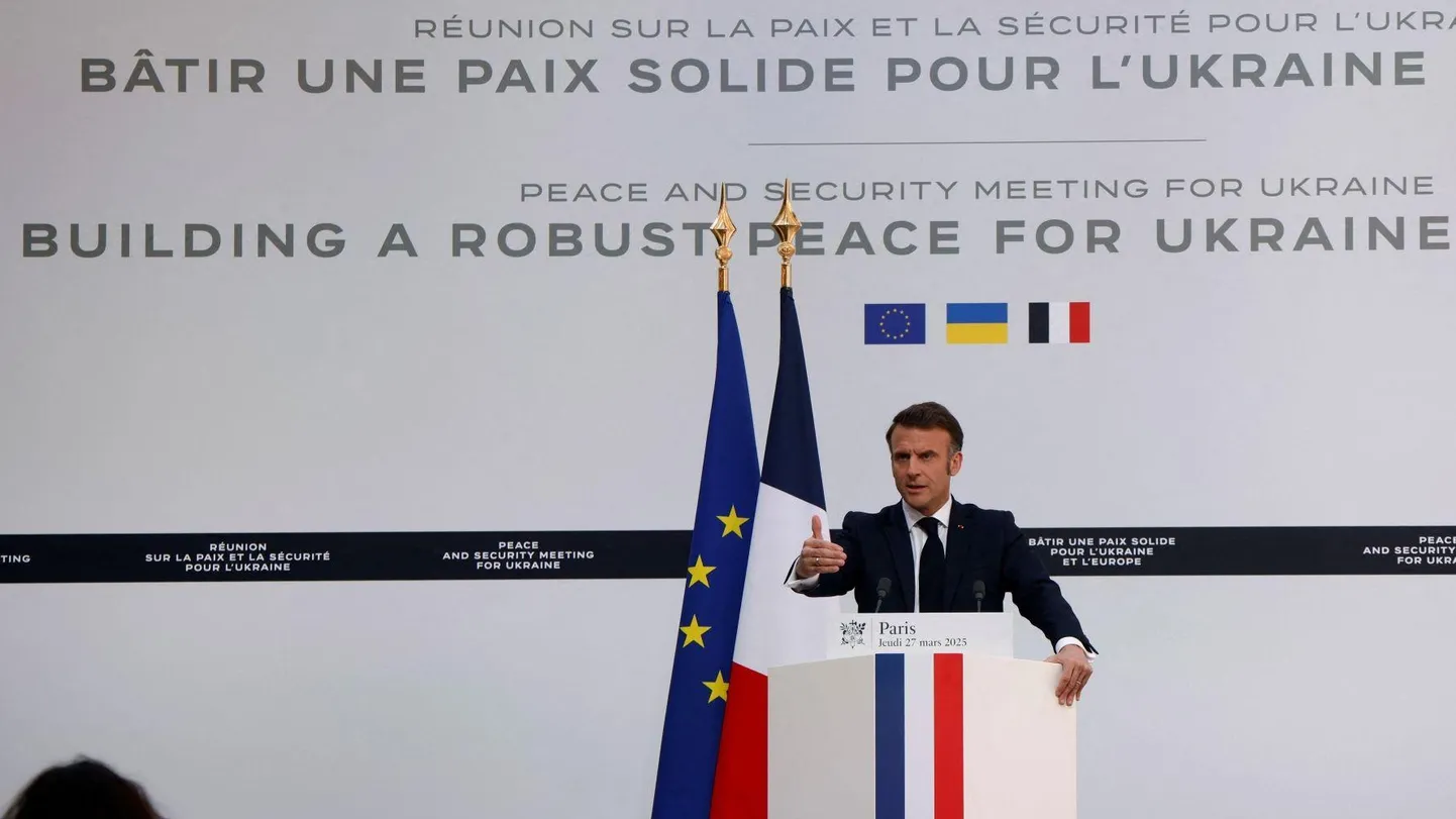 Президент Франции Эммануэль Макрон выступает на конференции в Елисейском дворце