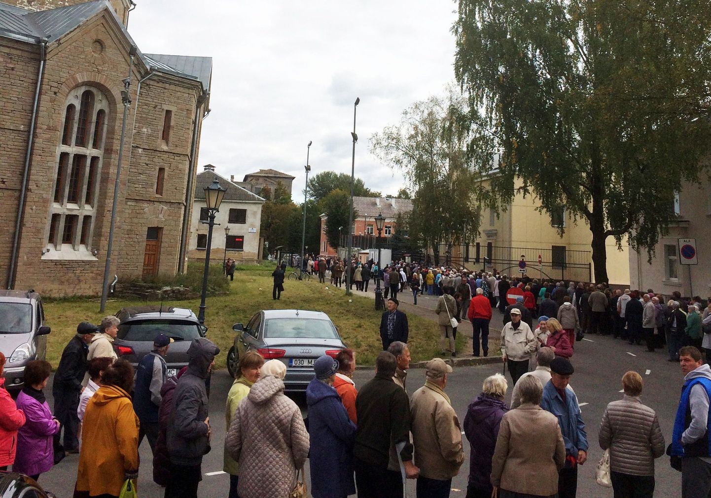 Üleeile Narvas Venemaa saatkonna ees Vene kodanikest tekkinud järjekord, kes kõik soovisid hääletada.