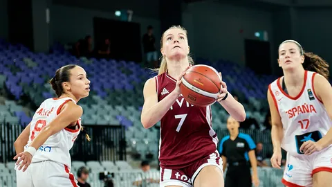 Latvijas U-16 basketbolistes cieš pamatīgu sakāvi pusfinālā un cīnīsies par bronzu