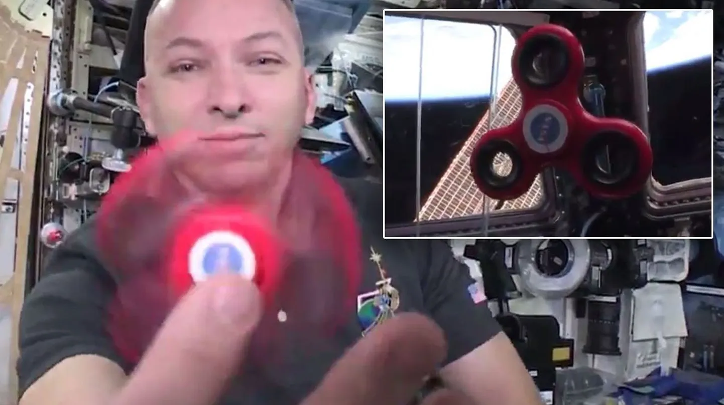 USA astronaut Randy Bresnik sõrmevurriga