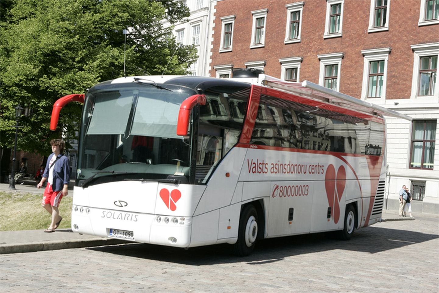 Valsts asinsdonoru centra specializētais autobuss. Ilustratīvs attēls.