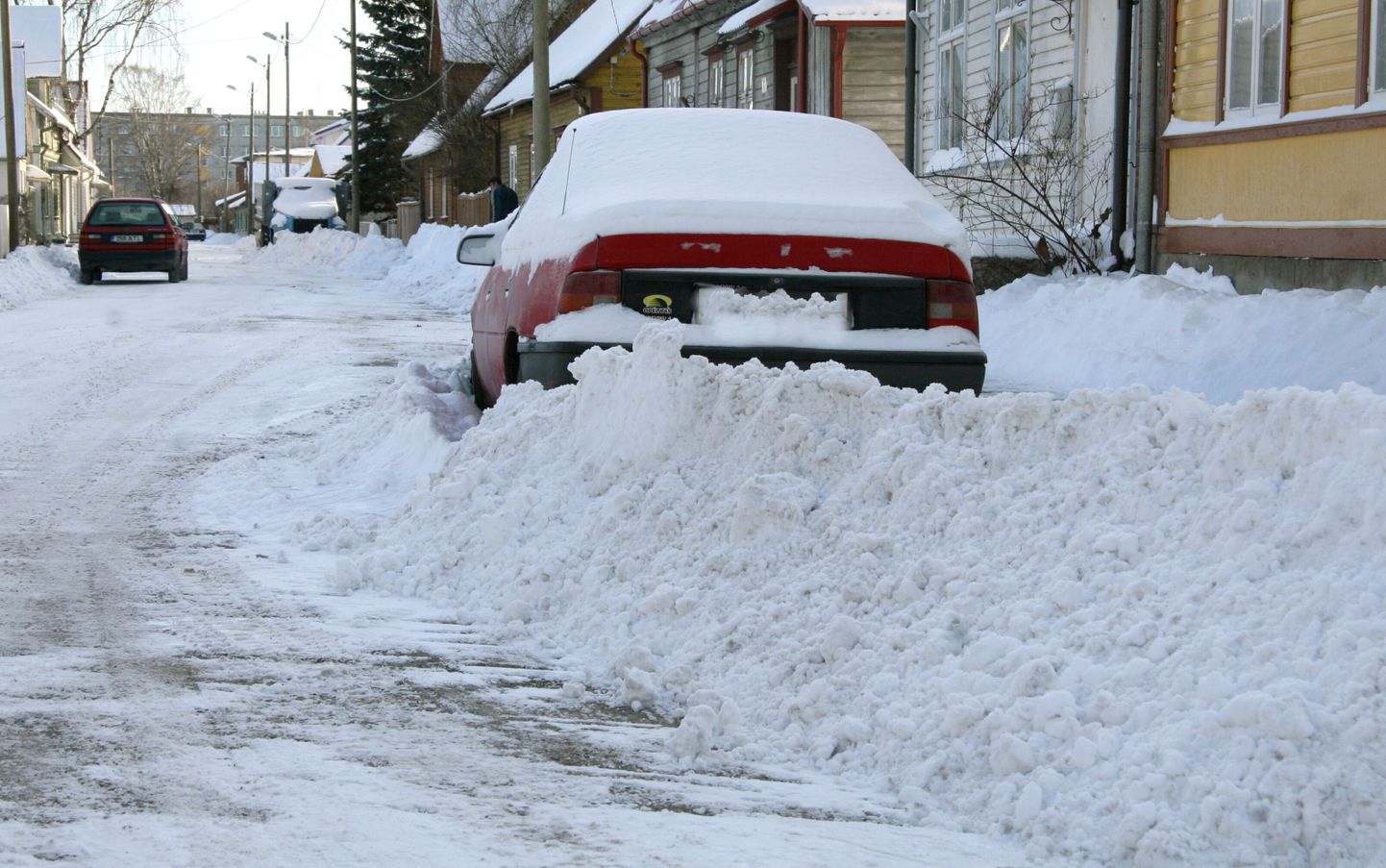 Tänavale pargitud autod takistavad teedelt lume koristamist. Foto on illustreeriv.