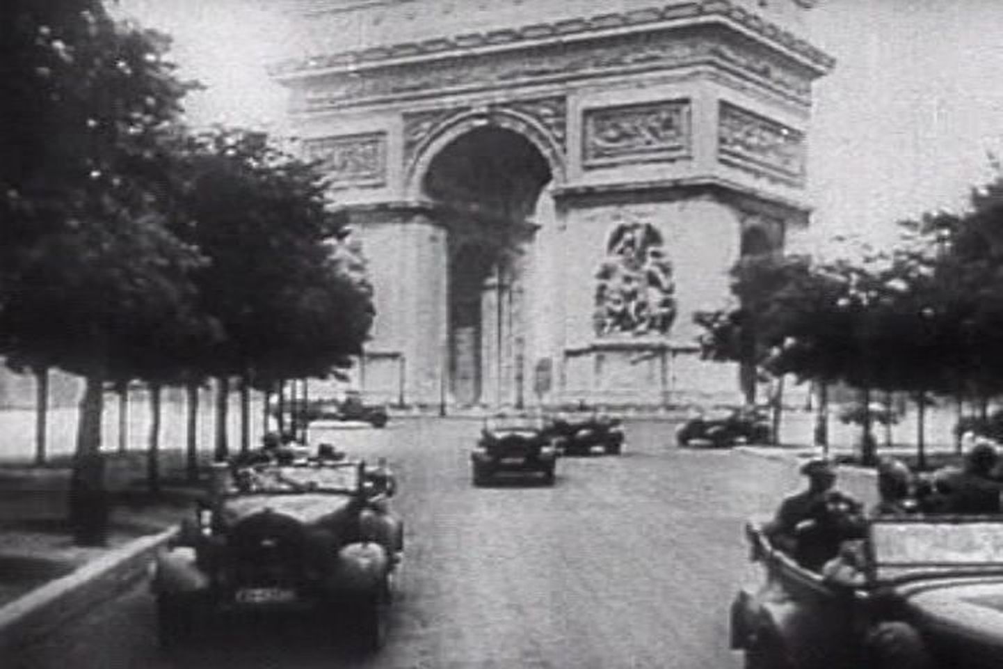 Военные нацистской Германии на улицах Парижа.