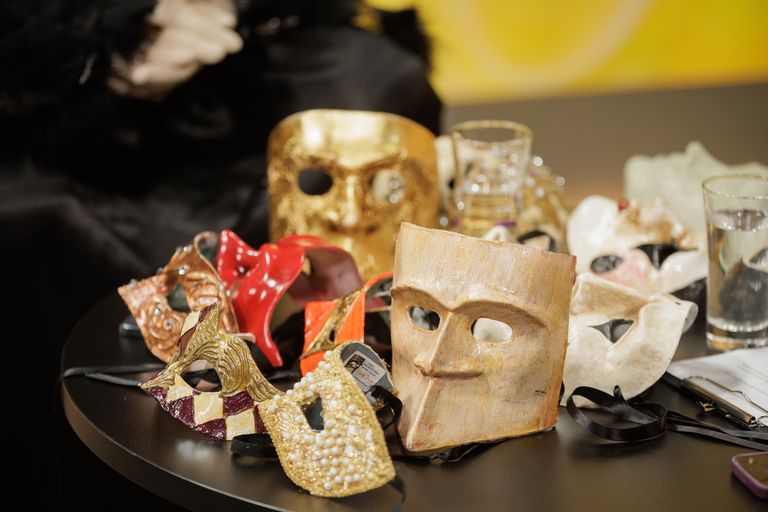 Венецианские маски, которые принес в студию Вадим Анцупов.