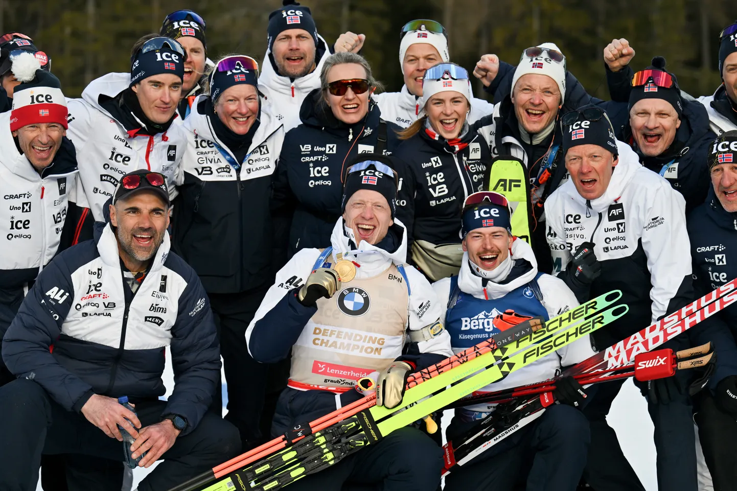 Norra koondis rõõmustamas enda ja Johannes Thingnes Bø (keskel) teise kuldmedali üle Lenzerheides.