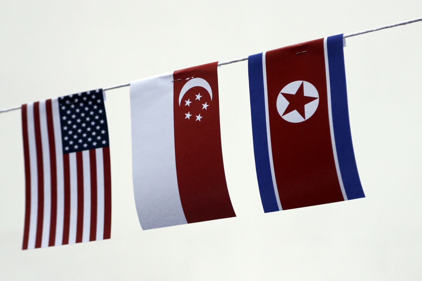 USA, Singapuri ja Põhja-Korea lipud.