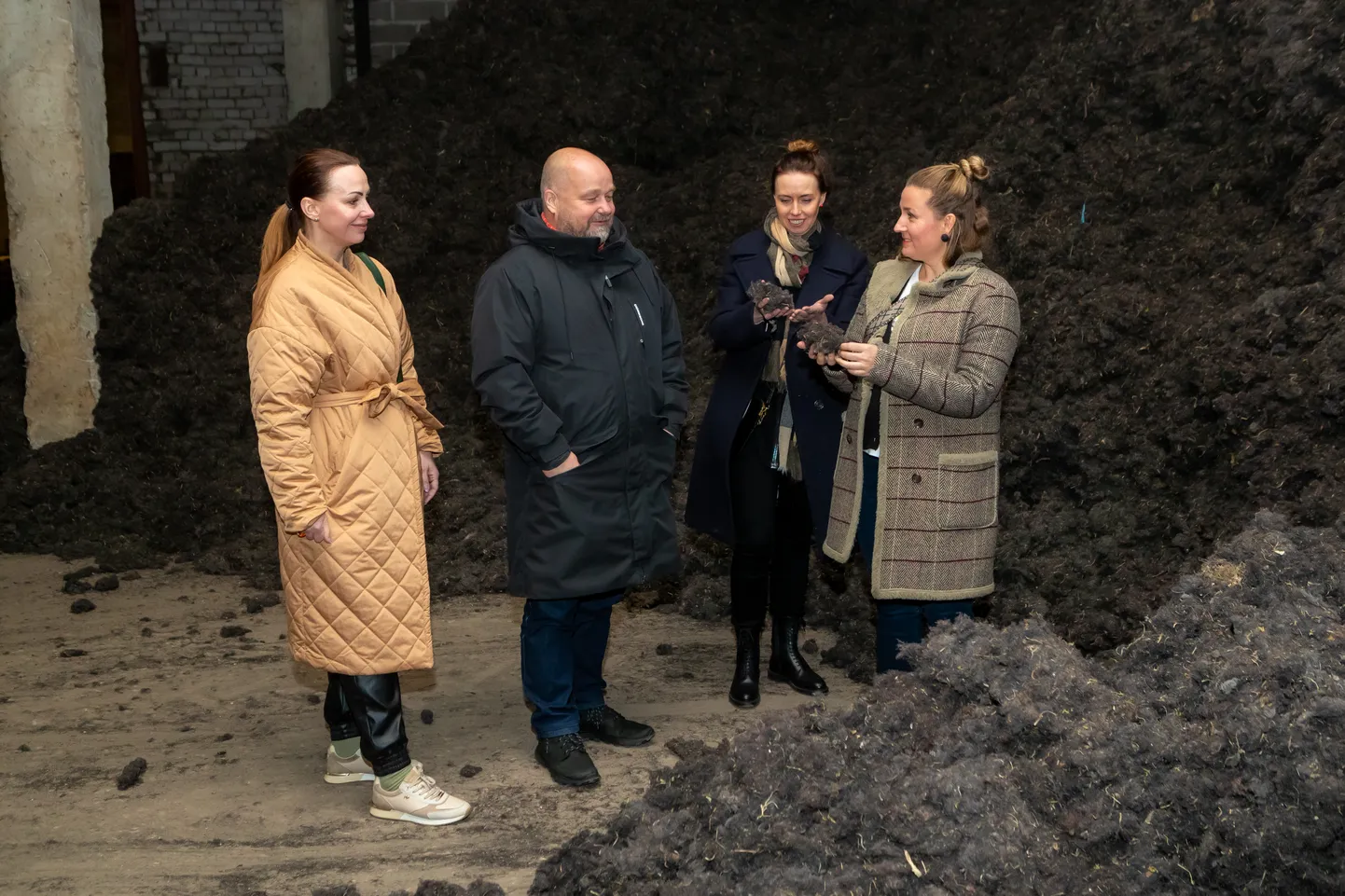 HÄMMASTAVAD VETIKAKUHJAD. Vasakult: Marget Haug (Berrichi, turundus), Urmas Pau (Est-Agar juhatuse liige), Helen Haljaste (Berrichi tootmisjuht) ja Berit Joosep (Berrichi omanik)