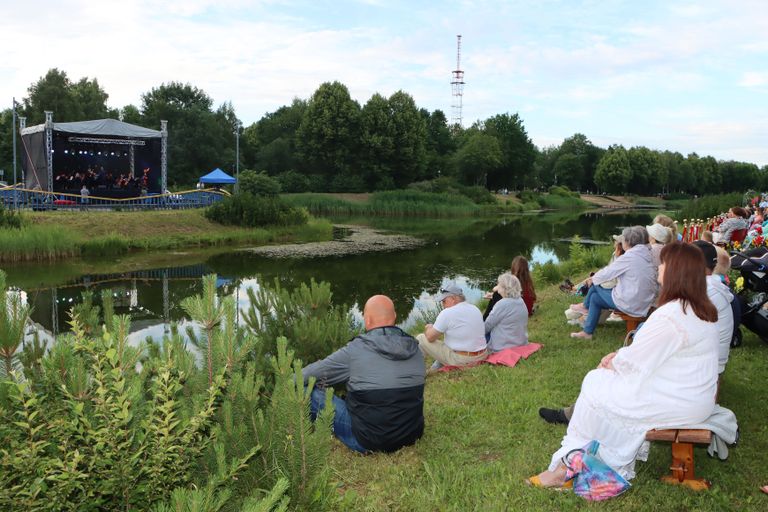 Летний променад-концерт в Народном парке второй год собирает сотни людей.