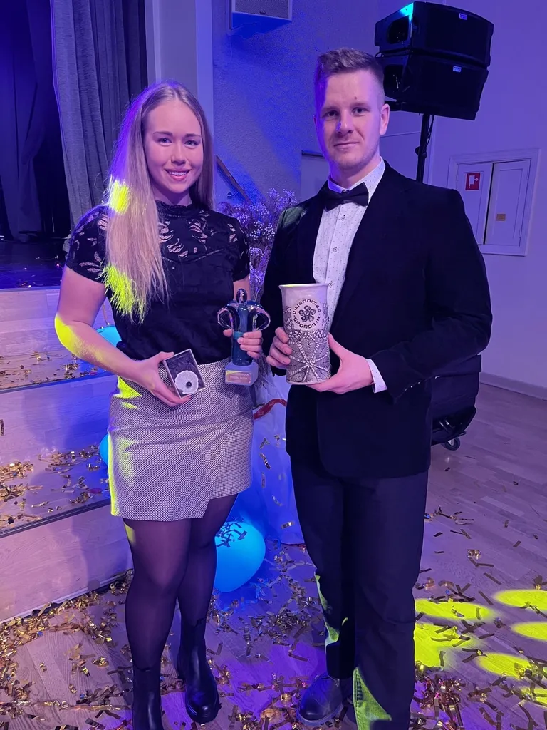 Doris Meinbek Pärlipeol koos treener Robert Jürimaaga.
