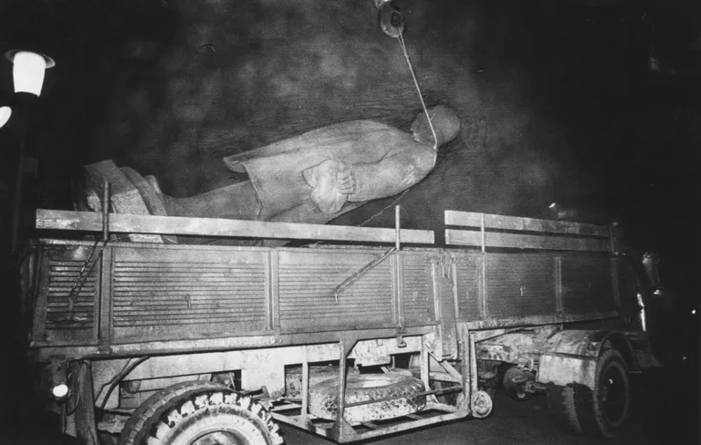 1990. aasta 23. augusti varahommik. Kraanajuht Assar Sild on Lenini EPA ees tõstnud Aleksander Kuusiku juhitud auto kasti.