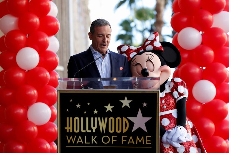 Disney kompanii tegevjuht Bob Iger kõnelemas Hollywoodi kuulsuste alleel, kui seal avati jaanuaris 2018 täht Minni-Hiirele (Minnie Mouse)