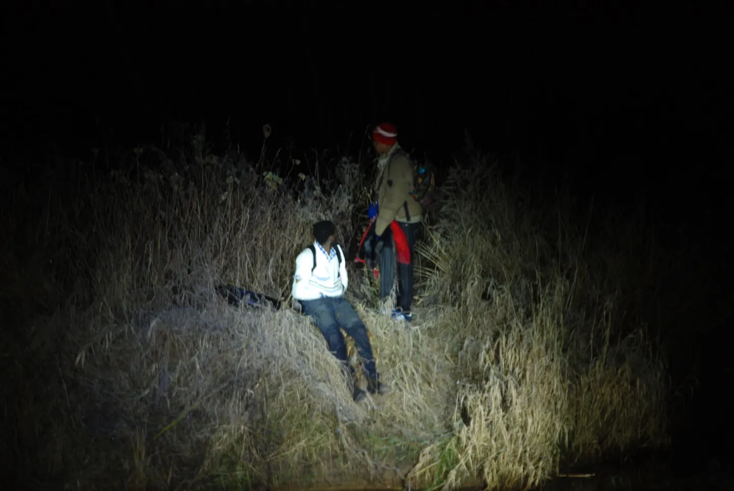 Vastas Eesti, seljataga jälitamas Vene piirivalvurid. Tõmmud mehed varatalvel üle Piusa jõe Eestisse tulemas.