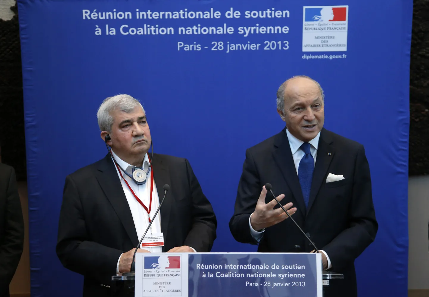 Prantsusmaa välisminister Laurent Fabius (paremal) ja Süüria rahvuskoalitsiooni asepresident Riad Seif täna pressikonverentsil.