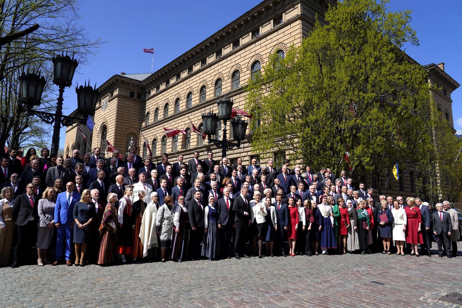 Saeimas deputāti fotografējas kopbildei pēc svinīgās Saeimas sēdes par godu Latvijas Republikas Neatkarības atjaunošanas 33. gadadienai.