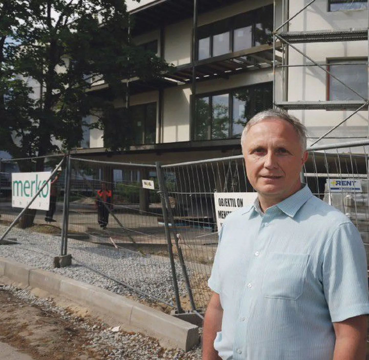 Merko Ehituse Eesti elamuehitusdivisjoni direktor Tiit Kuusik näitab valmivat    kortermaja.
