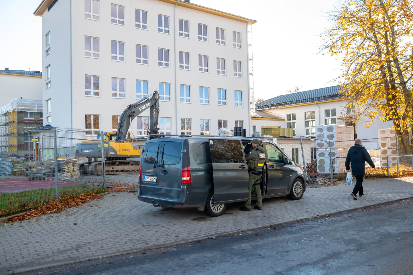 MIS TOIMUB? imestasid möödujad nädala eest Kuressaares Hariduse tänaval, kui remondis koolimaja juures politseinikke ja teisi ametimehi askeldamas nägid.