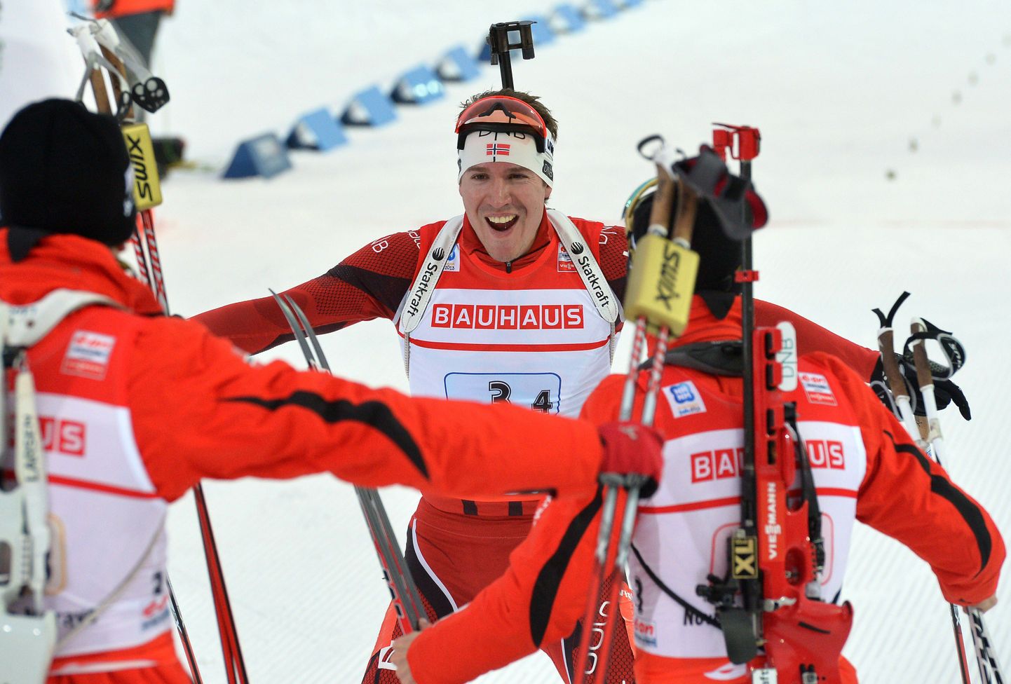 Emil Hegle Svendsen koos meeskonnakaaslastega võitu tähistamas.