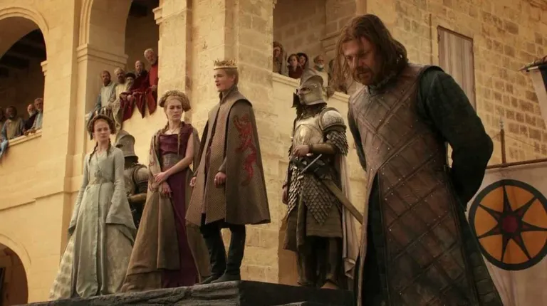 Kaader seriaalist «Troonide mäng». Eddard Ned Starki (Sean Bean) hukkamine
